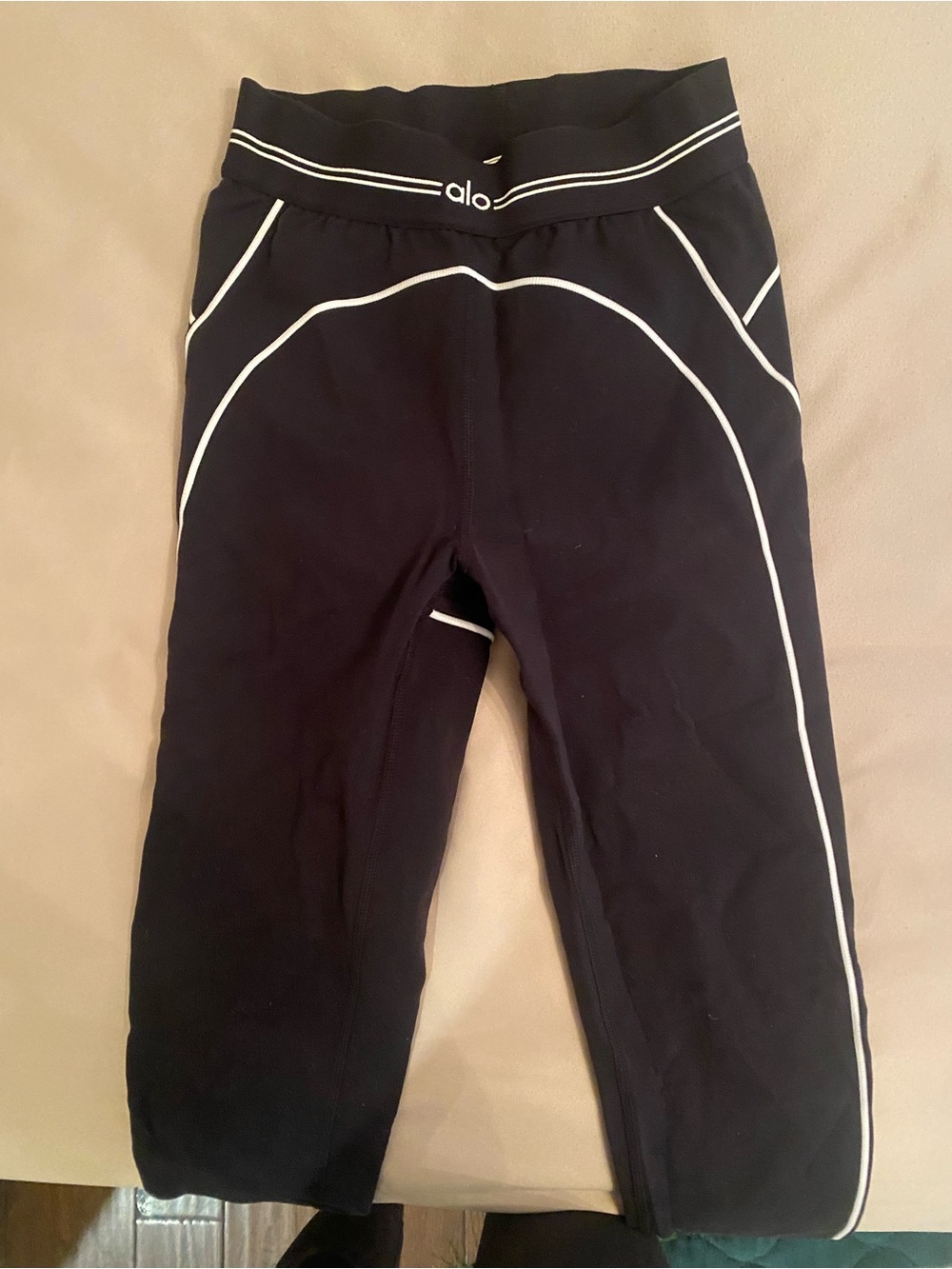ALO Yoga Black Leggings with White Contrast Piping